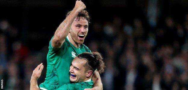 Hugo Keenan und James Lowe beim Schlusspfiff von Irlands Sieg über Neuseeland