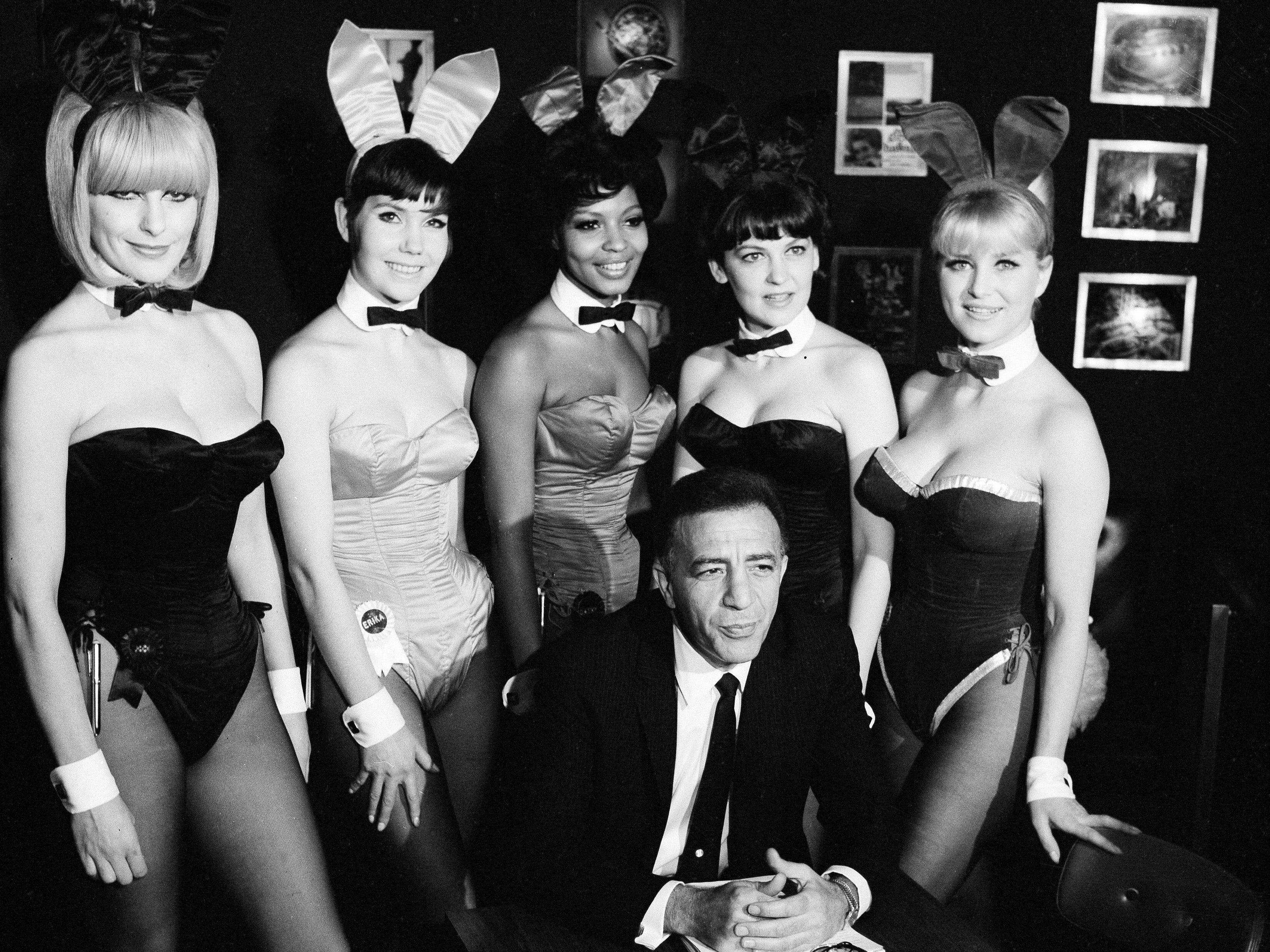Hasen mit NYC Playboy Club Manager Tony Roma im Jahr 1966