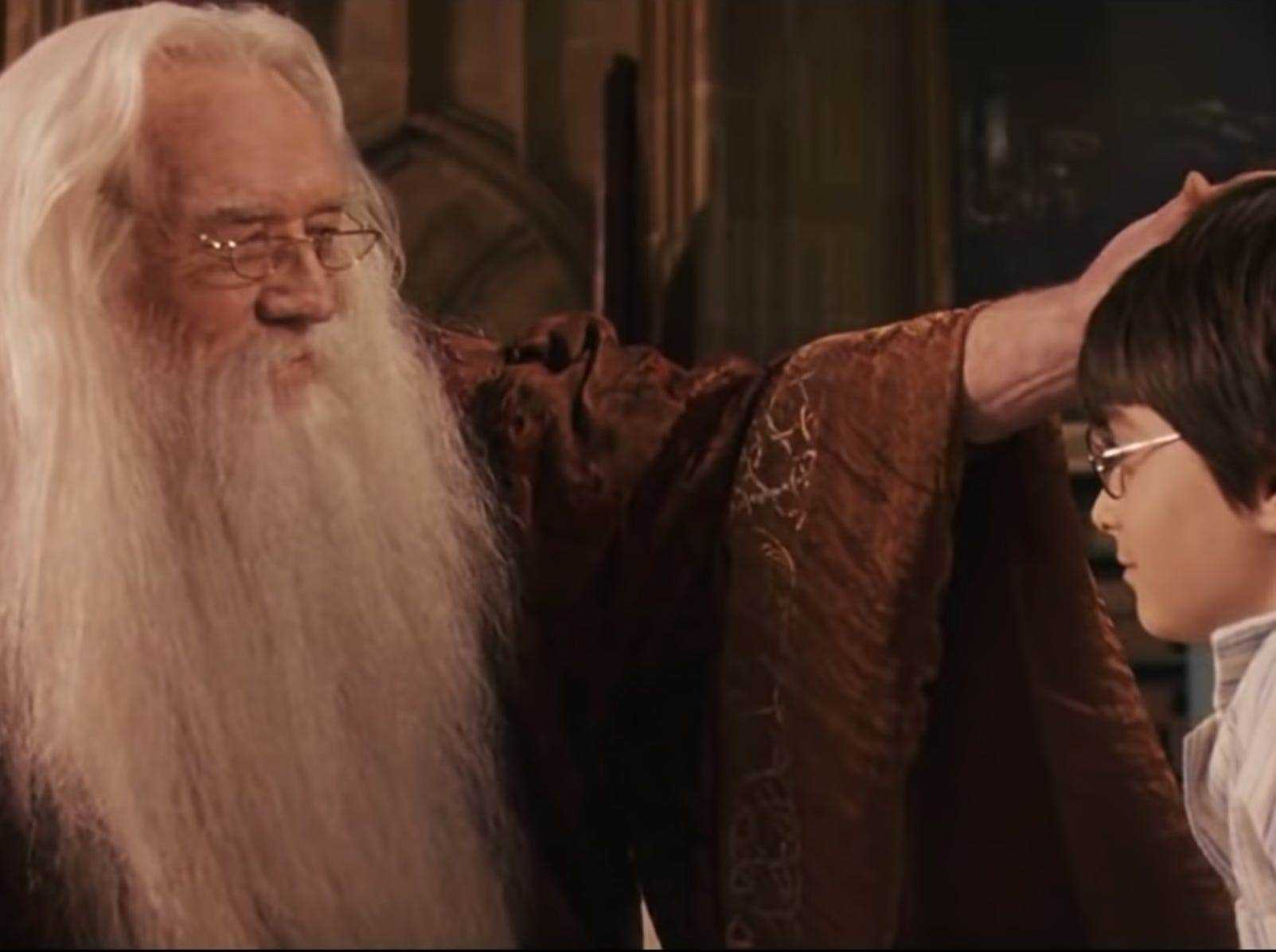 Dumbledore und Harry im Krankenflügel am Ende von Harry Potter und der Stein der Zauberer