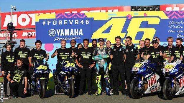 Valentino Rossi posiert mit seinen Motorrädern und Teammitgliedern nach seinem letzten MotoGP-Rennen