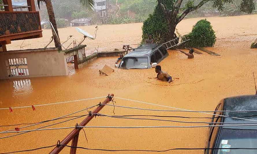 Männer bis zu den Schultern im Hochwasser in Freetown