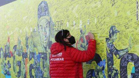 Ein Fan schreibt Rossi eine Dankesbotschaft auf einem ihm gewidmeten Wandgemälde vor dem GP von Valencia.