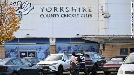 Der Yorkshire County Cricket Club wurde als „institutionell rassistisch“ beschrieben.  von ihrem ehemaligen Vorsitzenden Roger Hutton.