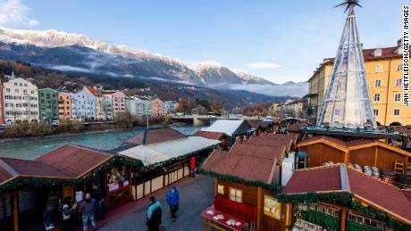 Ein Weihnachtsmarkt in Innsbruck, Österreich am Montag, am ersten Tag einer landesweiten Sperrung für Ungeimpfte.