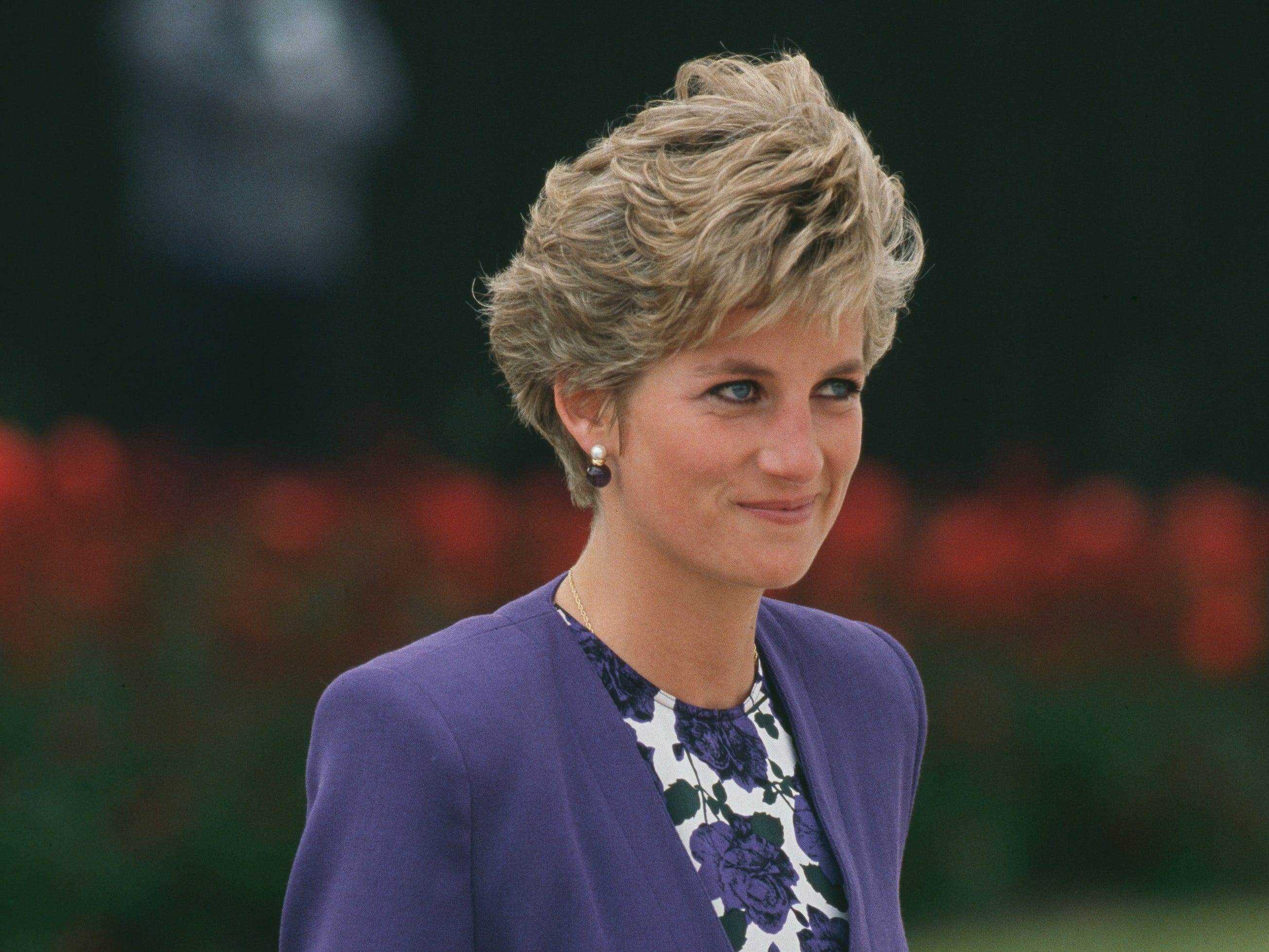 Diana, Prinzessin von Wales (1961 - 1997) am Flughafen Heathrow in London, auf dem Weg nach Brasilien für eine Tour, April 1991.