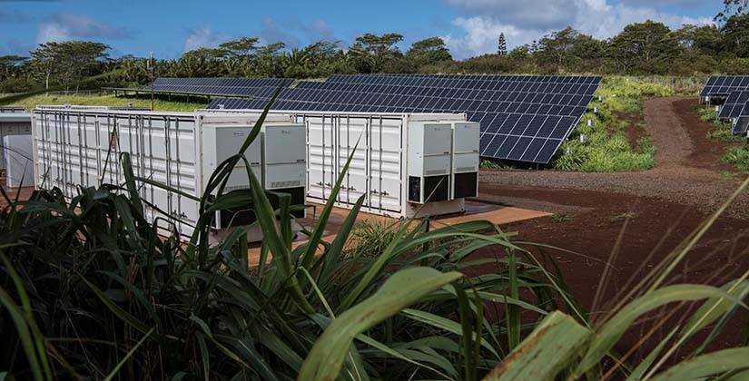 AES Lawai Solar Project in Kauai zeigt Sonnenkollektoren und Energiespeicher.