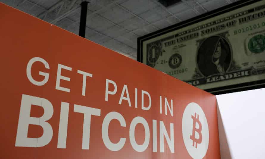 Ein Banner mit dem Logo von Bitcoin auf der Kryptowährungskonferenz Bitcoin 2021 Convention in Miami.