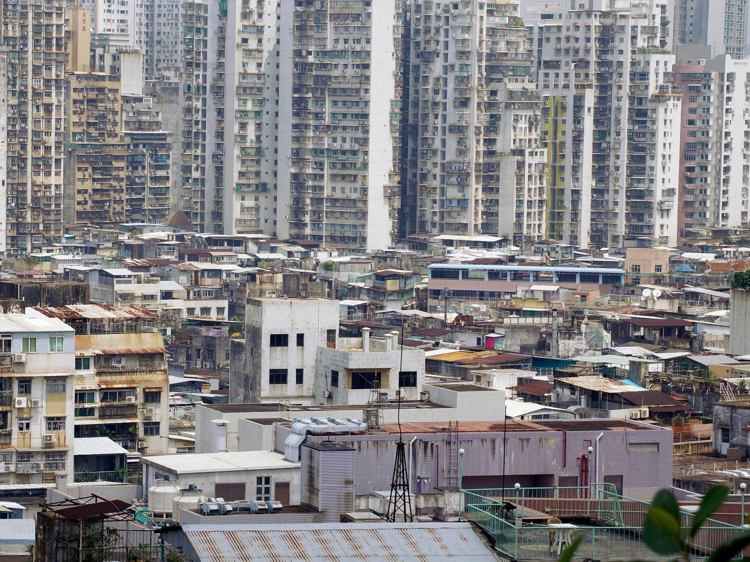 Das Stadtbild von Macau zeigt heruntergekommene Gebäude in verschiedenen Zuständen der Unordnung