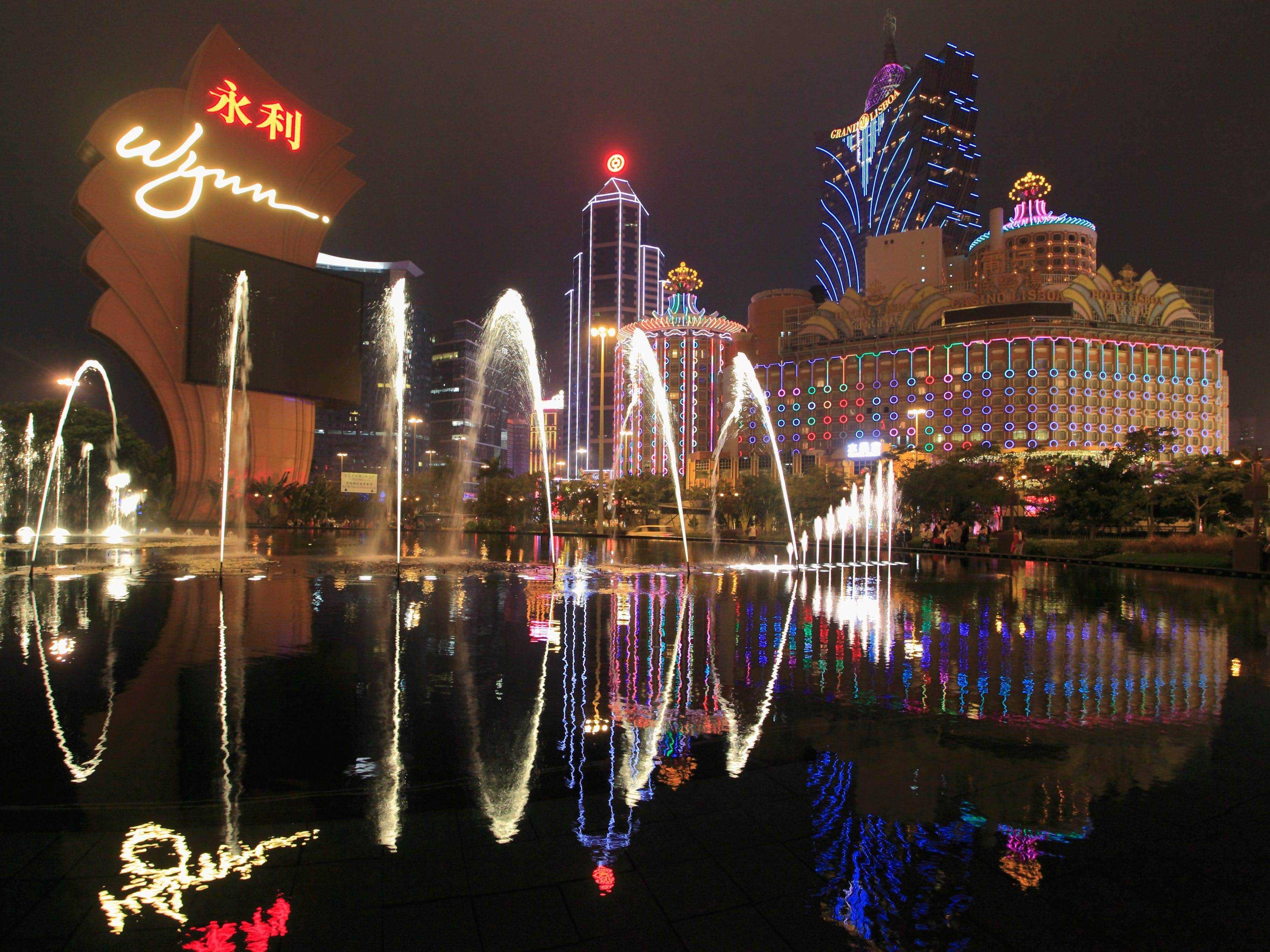 Macau bei Nacht mit beleuchteten Springbrunnen und einem Wynn Resort im Hintergrund