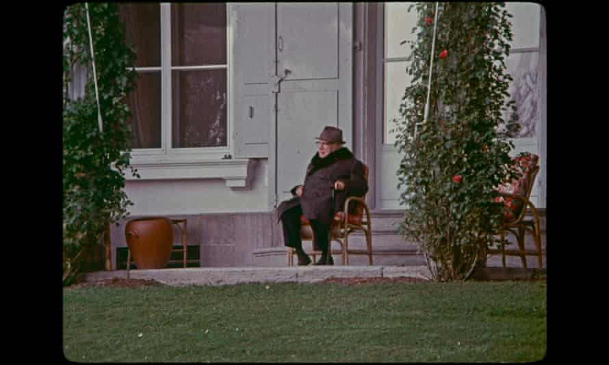 Charlie Chaplin sitzt in den 1970er Jahren im Garten seines Hauses in Vevey