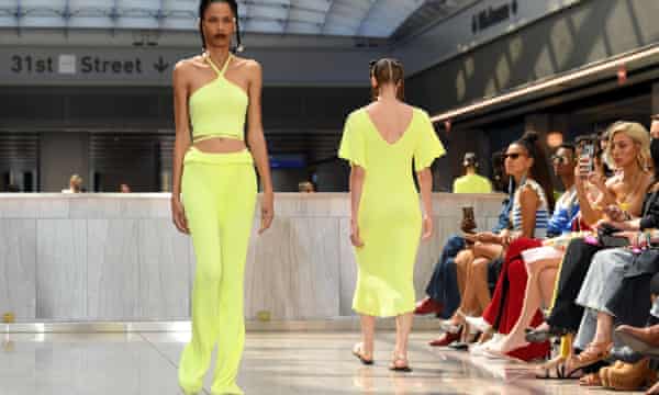 'Das Leben ist kurz, trage Gelb.'  Neongelb auf der New York Fashion Week im September.