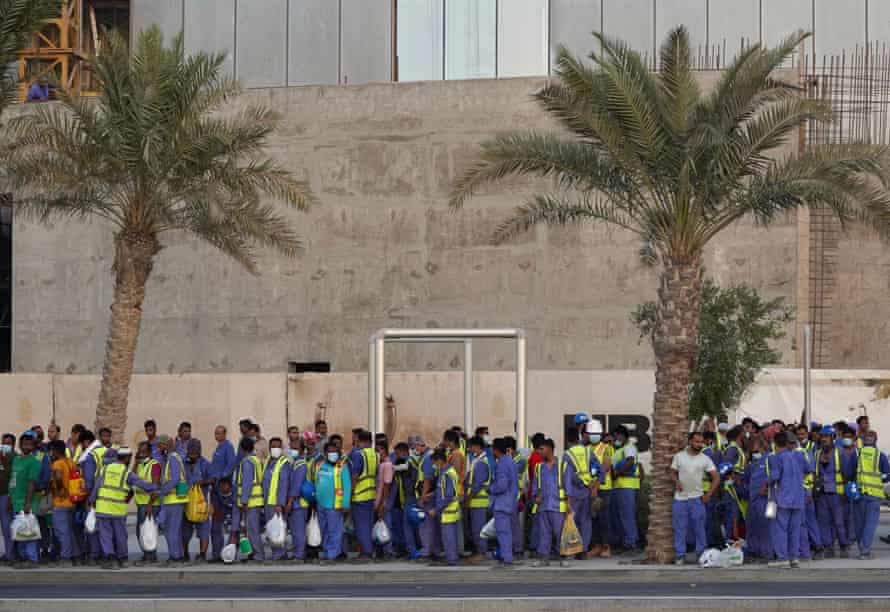Arbeiter des Katara Towers-Projekts in Lusail City verlassen das Gelände am Ende des Tages