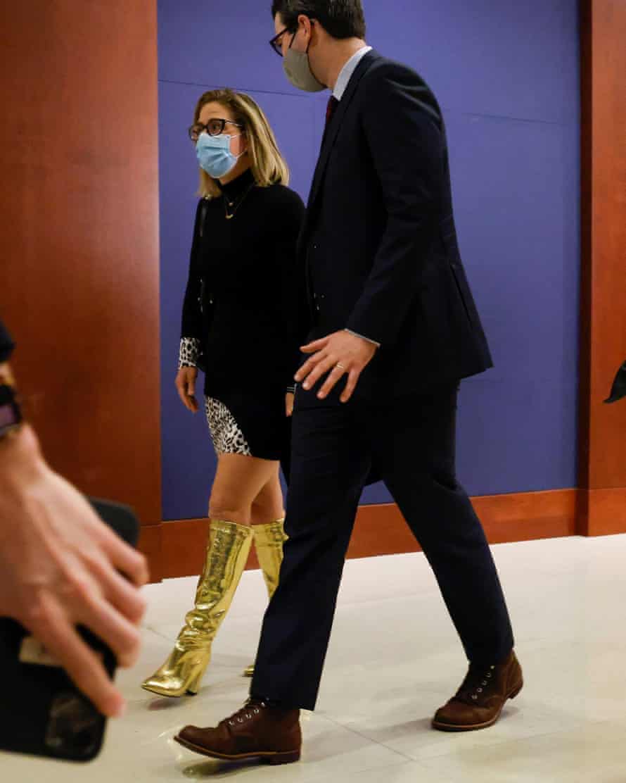 Kyrsten Sinema trug bei diesem Besuch im US-Kapitol am 20. April goldene kniehohe Stiefel.