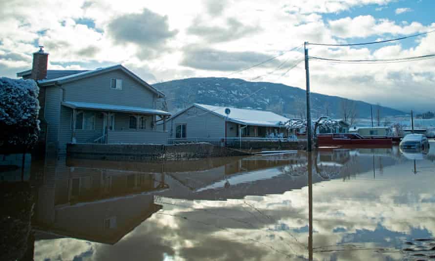 Einen Tag nach heftigen Regenfällen, die zur Evakuierung der 7.000-Einwohner-Stadt in Merritt, British Columbia, führten, wurde ein Viertel von Hochwasser überschwemmt.