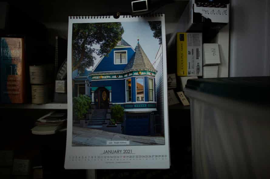 Ein Kalender mit einem Bild eines blauen viktorianischen Hauses.