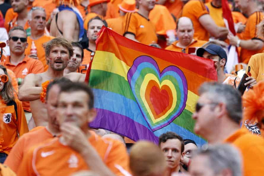 Niederländische Fans halten während der Euro 2020 die Regenbogenflagge. Wird die Flagge in Katar zu sehen sein?
