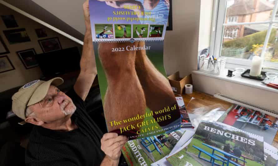 Kevin Beresford mit seinem Kalender von Jack Grealishs Kälbern.