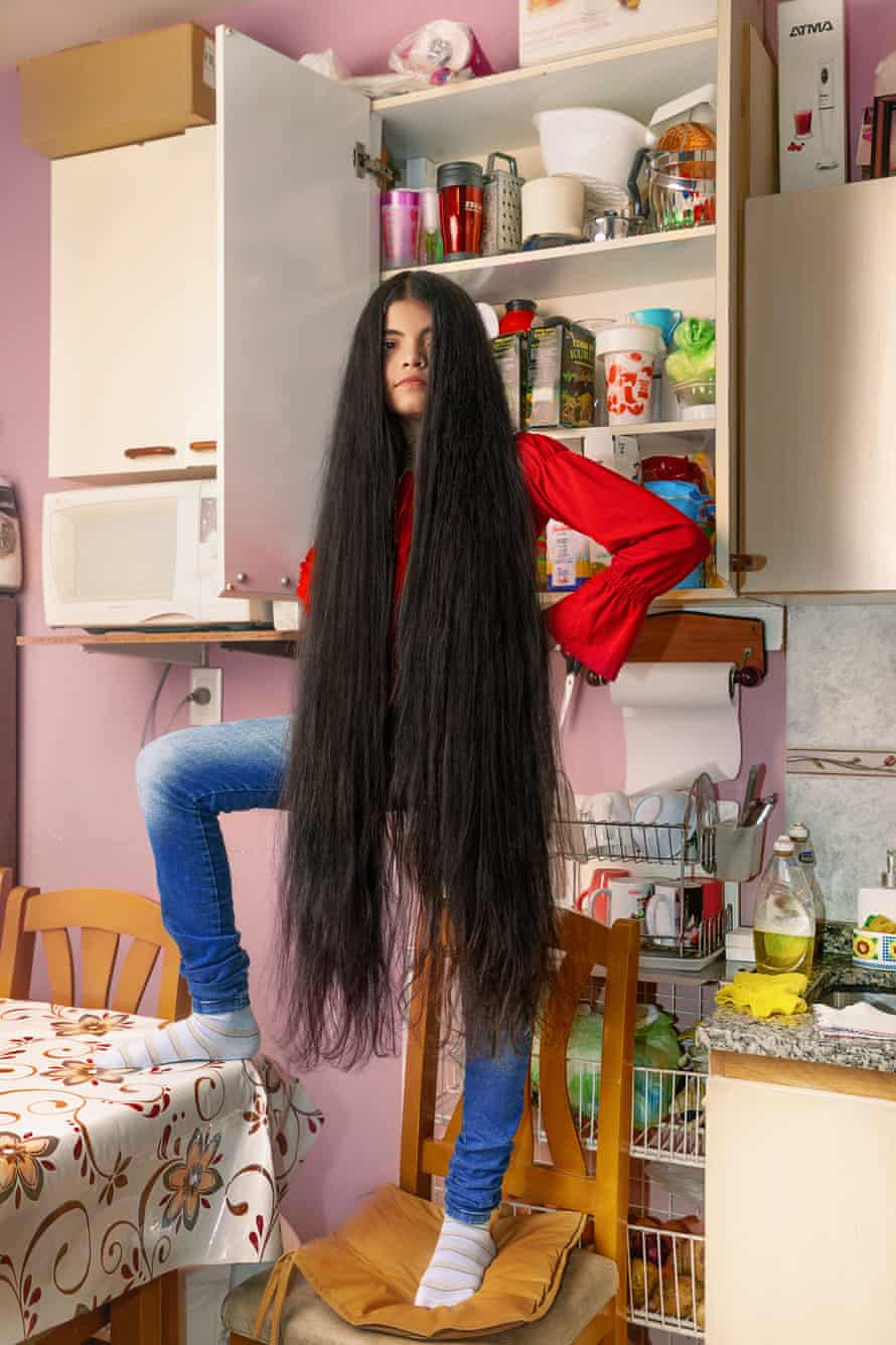 Antonella Bordon steht auf einem Stuhl in ihrer Küche, mit langen Haaren bis zu den Knien