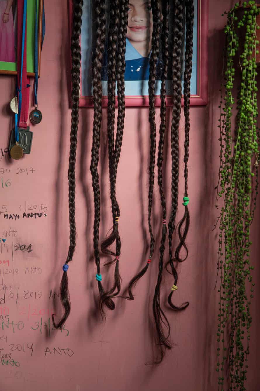 Fotografin Irina Werning hat die langen Locken von Antonella Bordon behalten, die geflochten wurden und gespendet werden, um eine Perücke für einen Krebspatienten zu machen