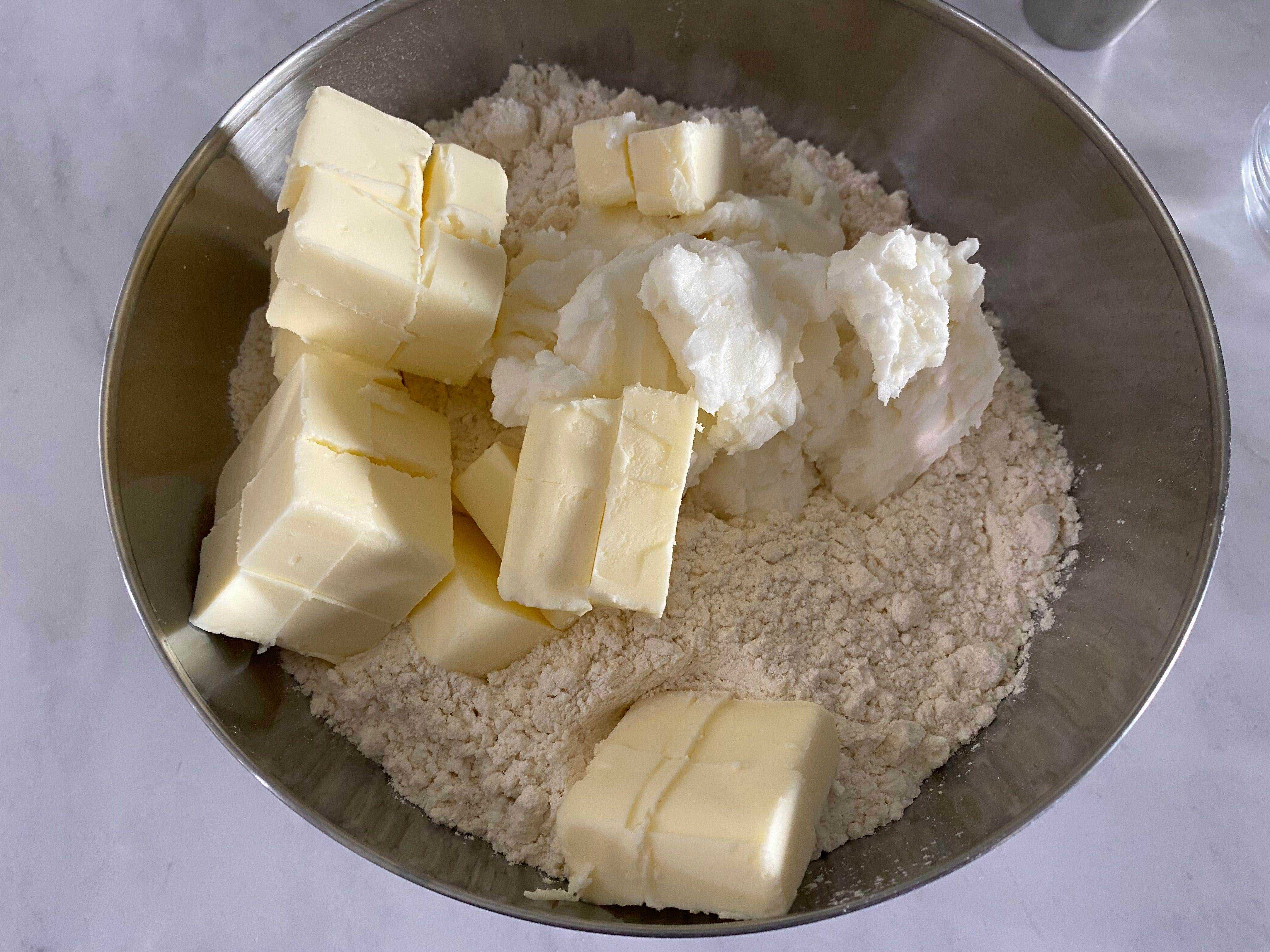 Butter, Mehl und Zucker in eine Schüssel geben.