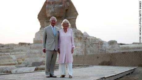 Das Paar posiert vor der Sphinx am Stadtrand von Kairo.
