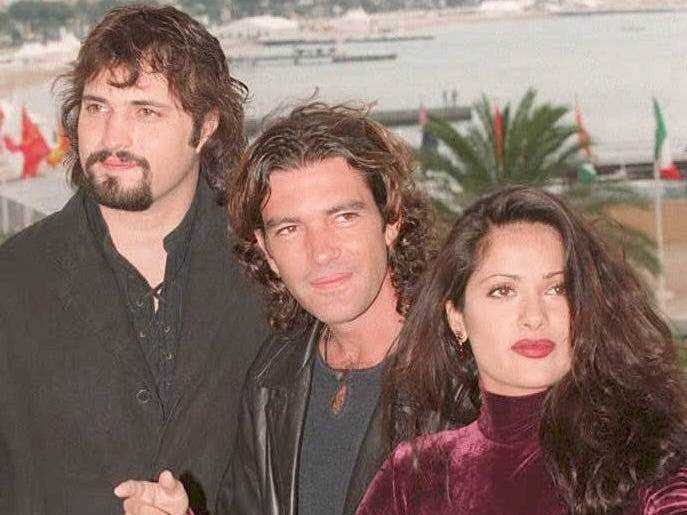 Der spanische Schauspieler Antonio Banderas (C) und die mexikanische Schauspielerin Salma Hayek (R) posieren 1995 mit dem mexikanisch-amerikanischen Regisseur Robert Rodriguez.