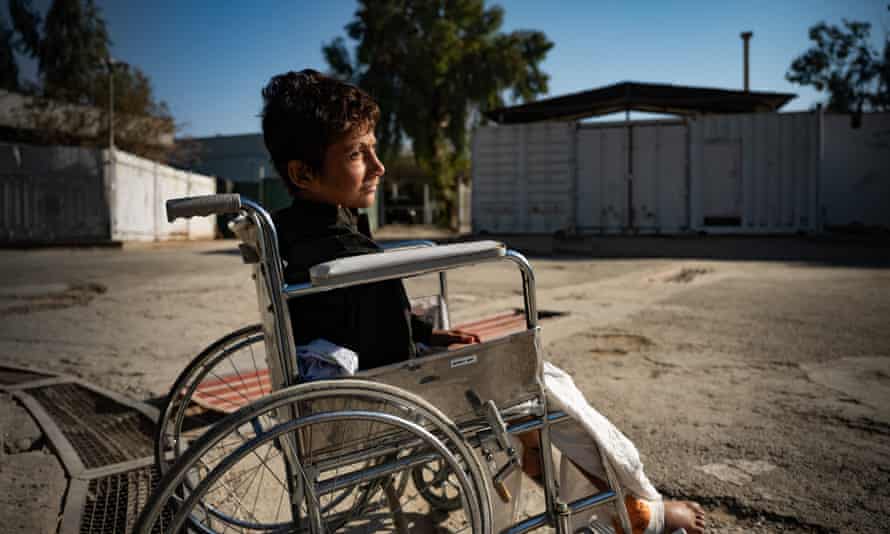 Zabihullah, 12, in seinem Rollstuhl in Marjah, wo sein Diabetes seit Jahren aufgrund schlechter Gesundheitsdienste unbehandelt bleibt, was zu großen Wunden an Hüften und Füßen führte.