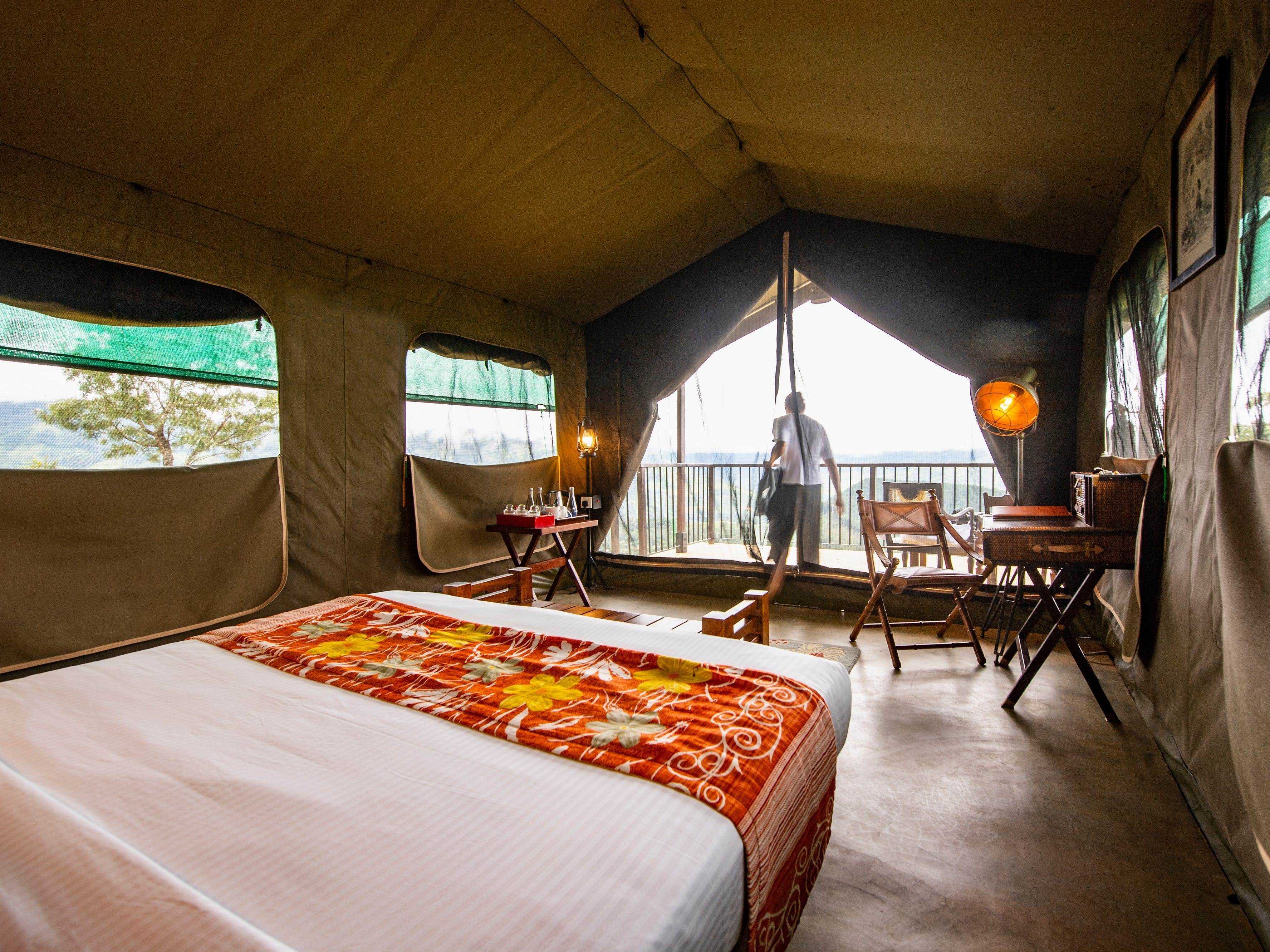 Schlafzimmer in einem Luxuscamp im Hochland von Sri Lanka - Stock-Fotografie