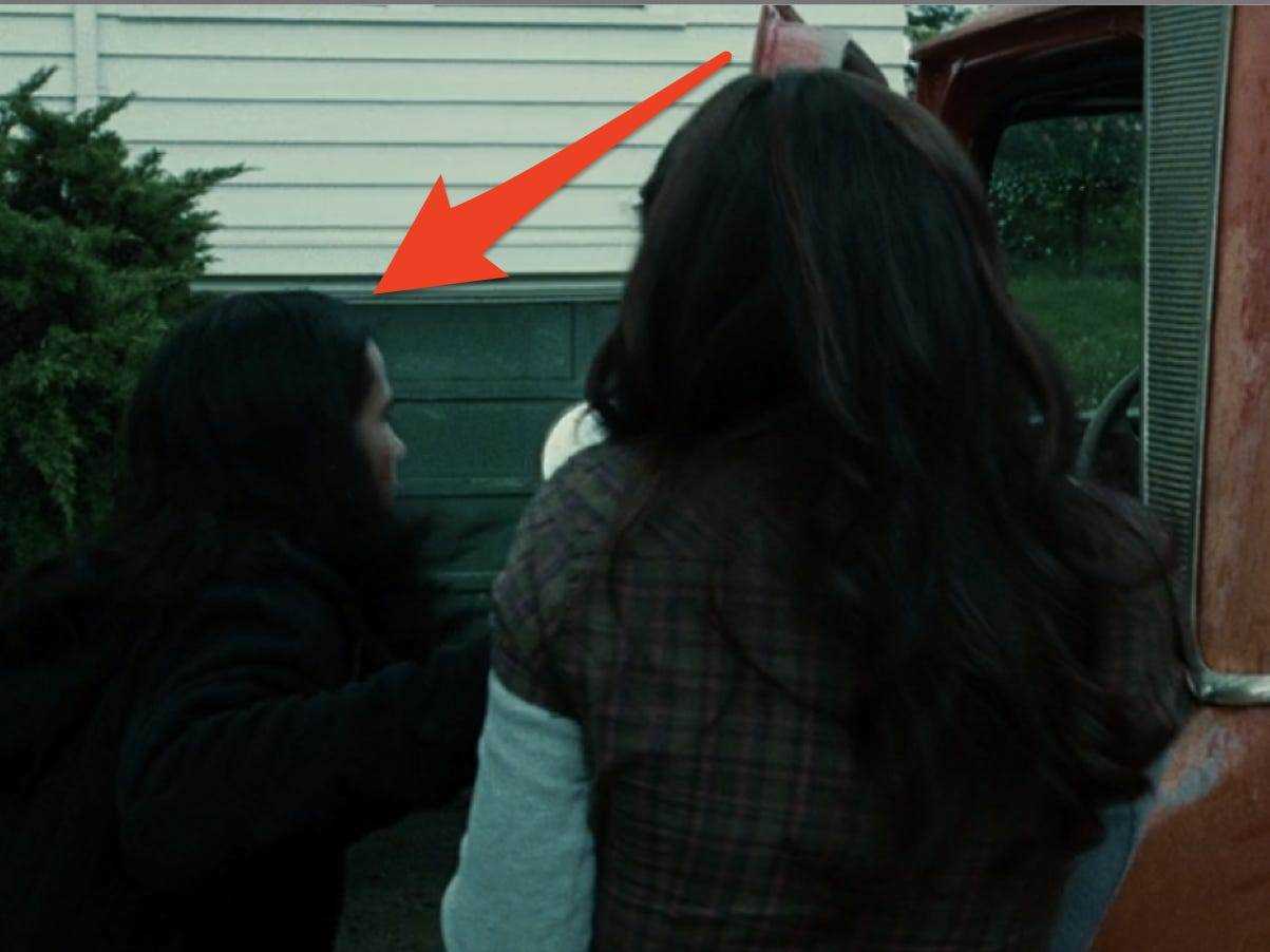 Bella schlägt Jacob mit ihrer roten Autotür in Twilight