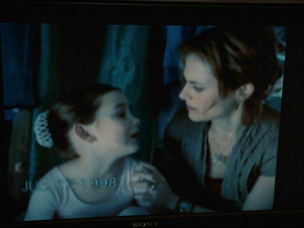 Eine junge Bella und ihre Mutter unterhalten sich in der Dämmerung auf einem Videoband