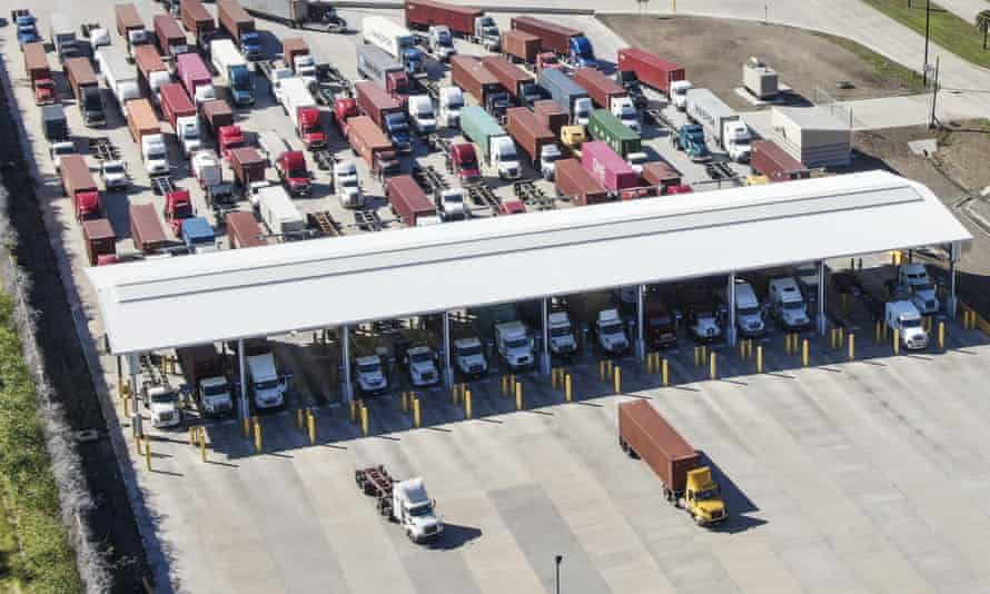 Ein Luftbild zeigt Lastwagen, die in das Werk Port of Houston in La Porte, Texas, einfahren.