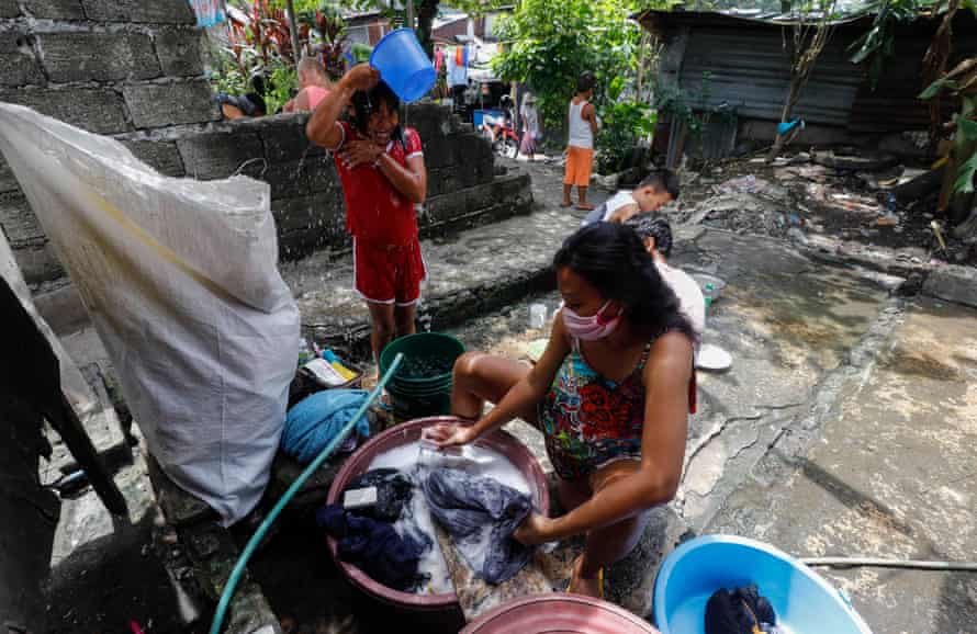 Frauen waschen Kleidung in ihrem Haus in Quezon City, Metro Manila, Philippinen, August 2020.
