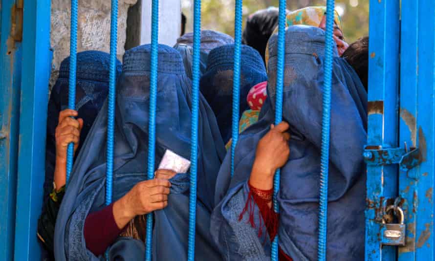 Afghanische Binnenvertriebene warten in Kabul auf Nahrungsmittelhilfe, Oktober 2021