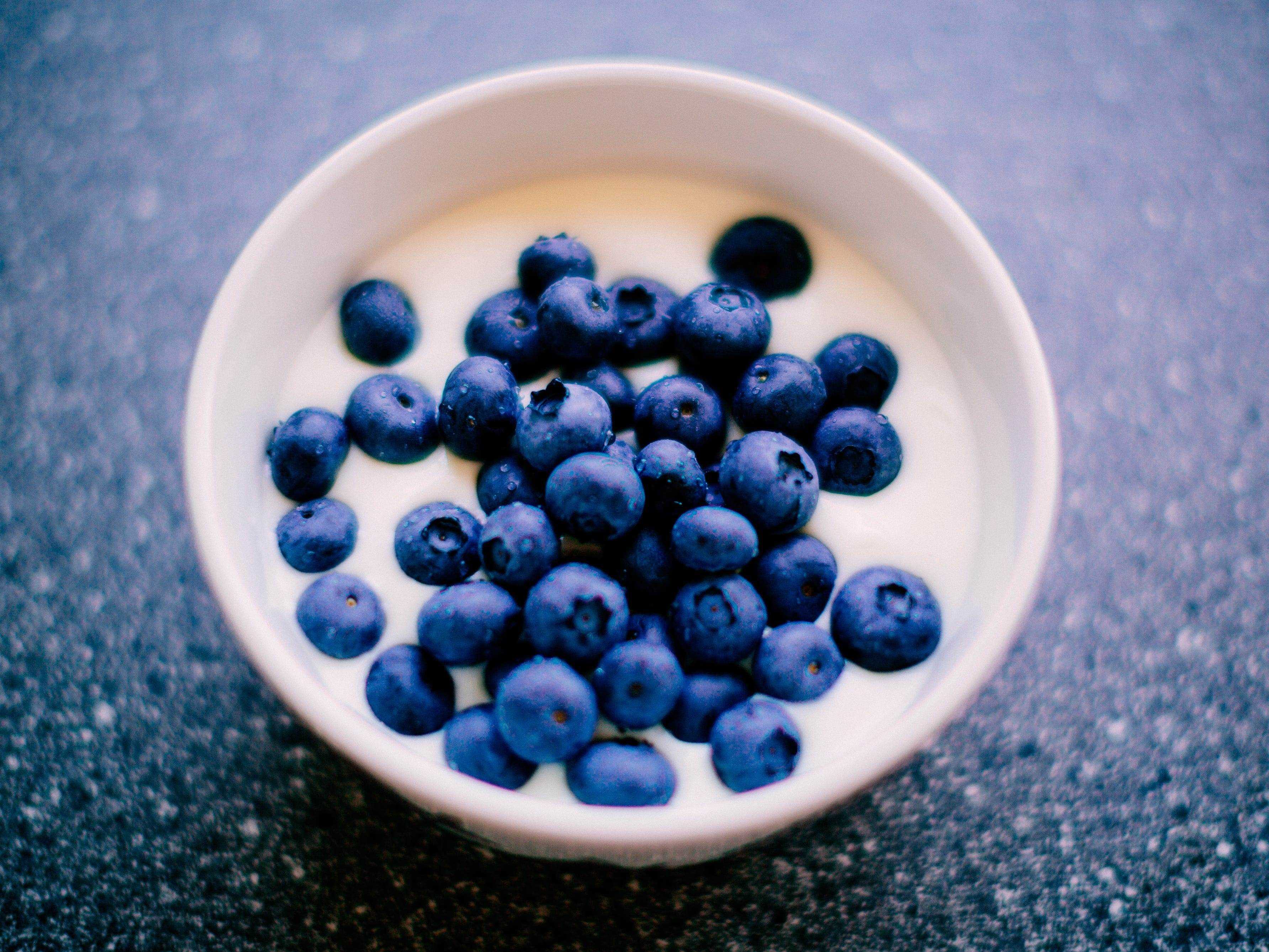 Joghurt mit Blaubeeren.