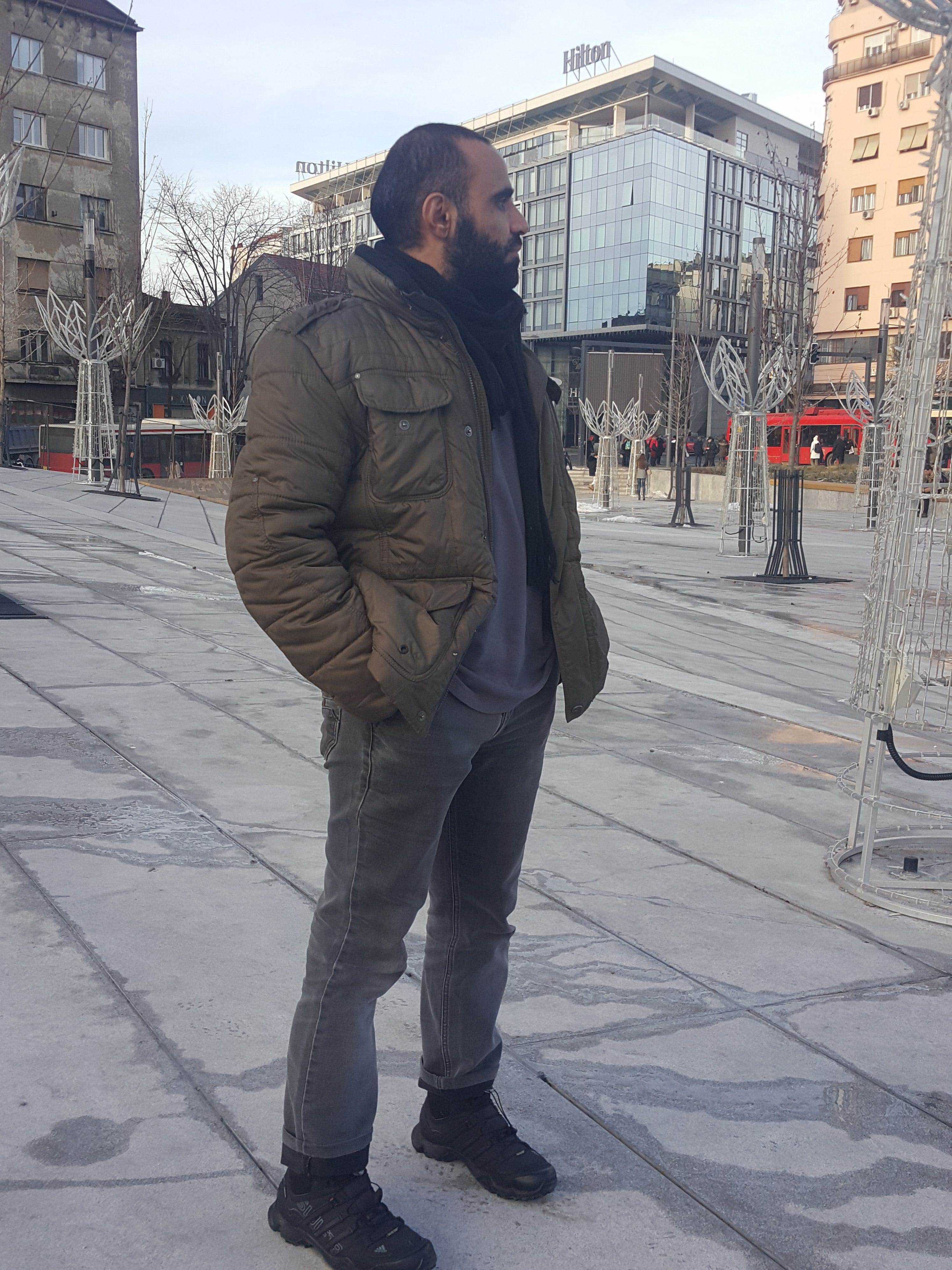 Mansoor Adayfi steht auf einer Straße in Belgrad