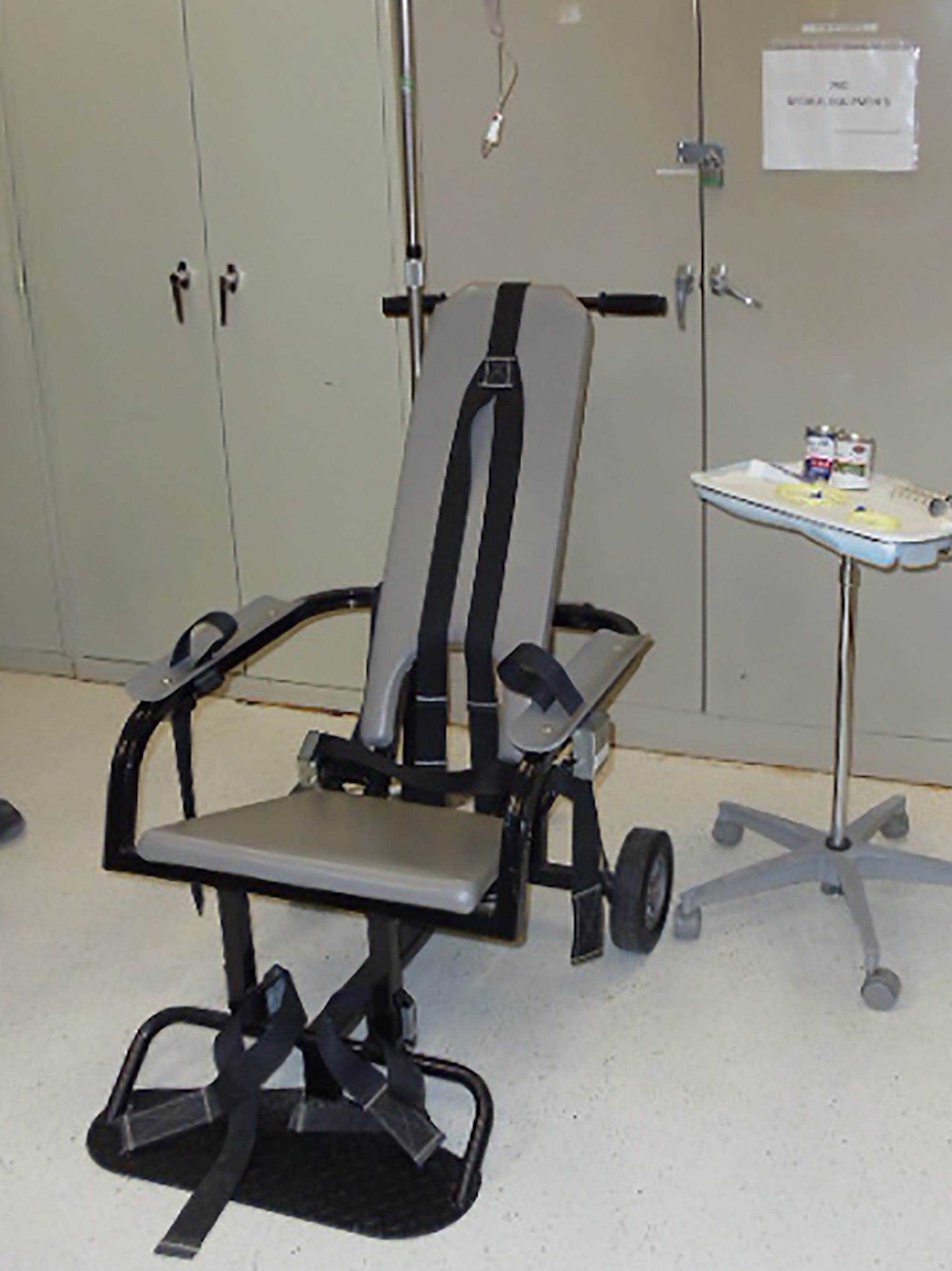 Ein „Rückhaltestuhl“ und andere Ausrüstungsgegenstände, wie sie bei der Zwangsernährung von Häftlingen verwendet werden