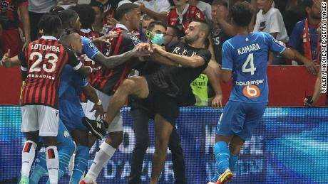 In einem Spiel am 22. August reagiert Payet, als Spieler aus Nizza und Marseille einen Fan davon abhalten, auf das Spielfeld einzudringen.