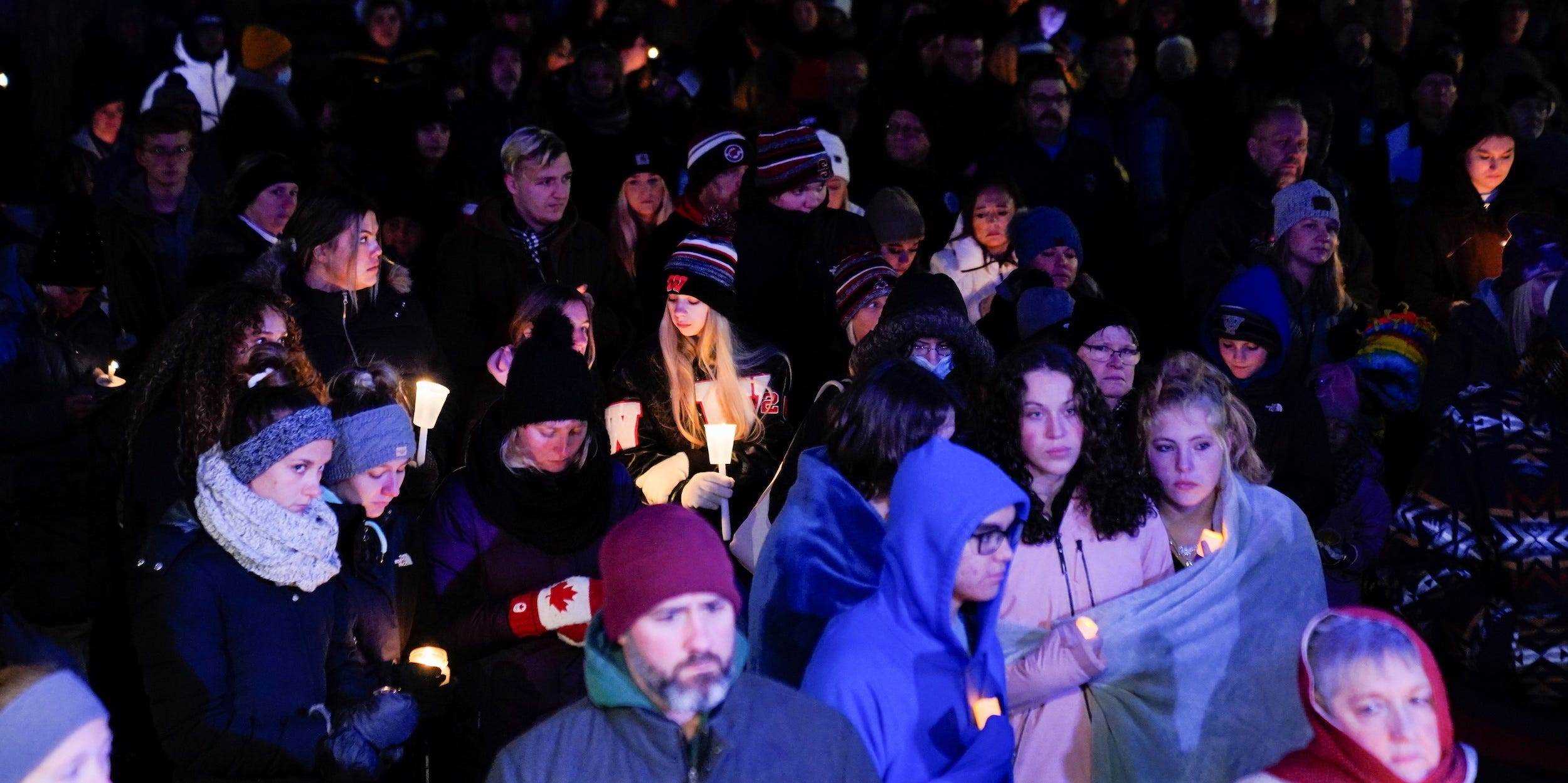 Gemeindemitglieder trauern während einer Mahnwache bei Kerzenlicht, nachdem ein Auto durch eine Weihnachtsparade in Waukesha, Wisconsin ., gepflügt wurde