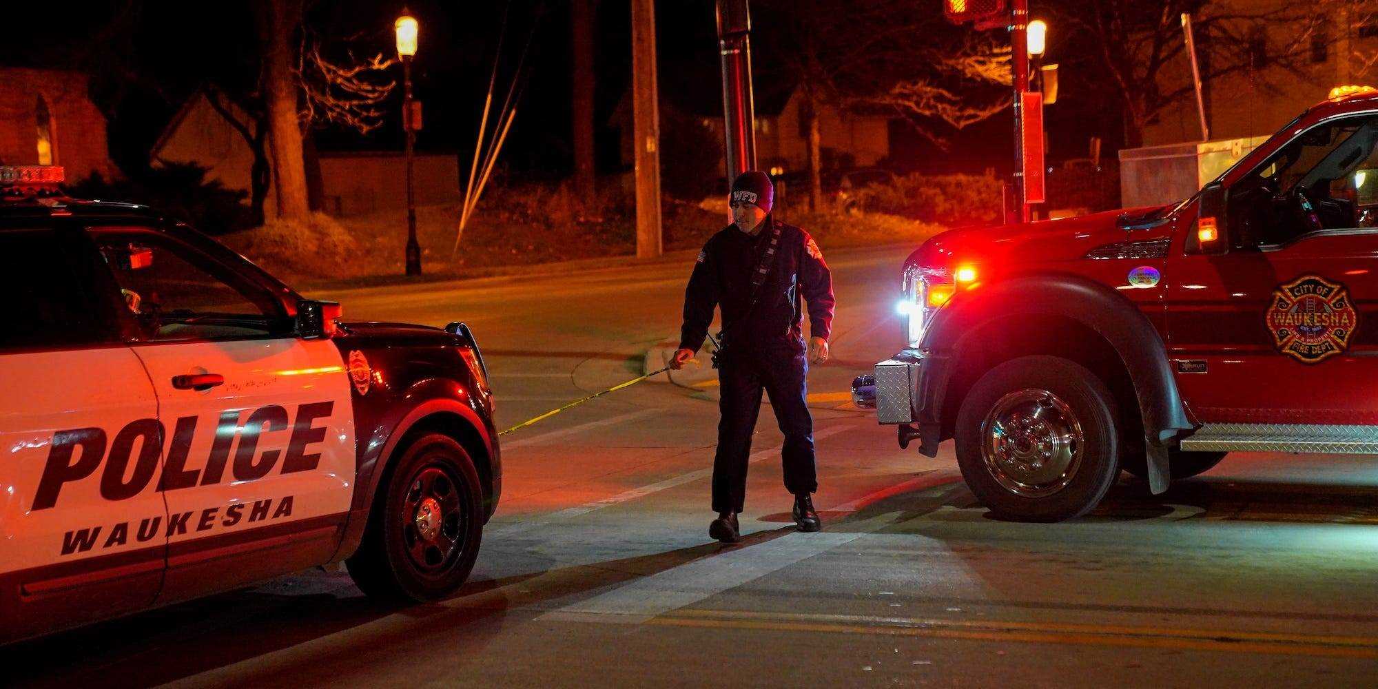 Polizist geht Gelände in der Nähe von Geländewagen, der Wisconsin beschleunigt