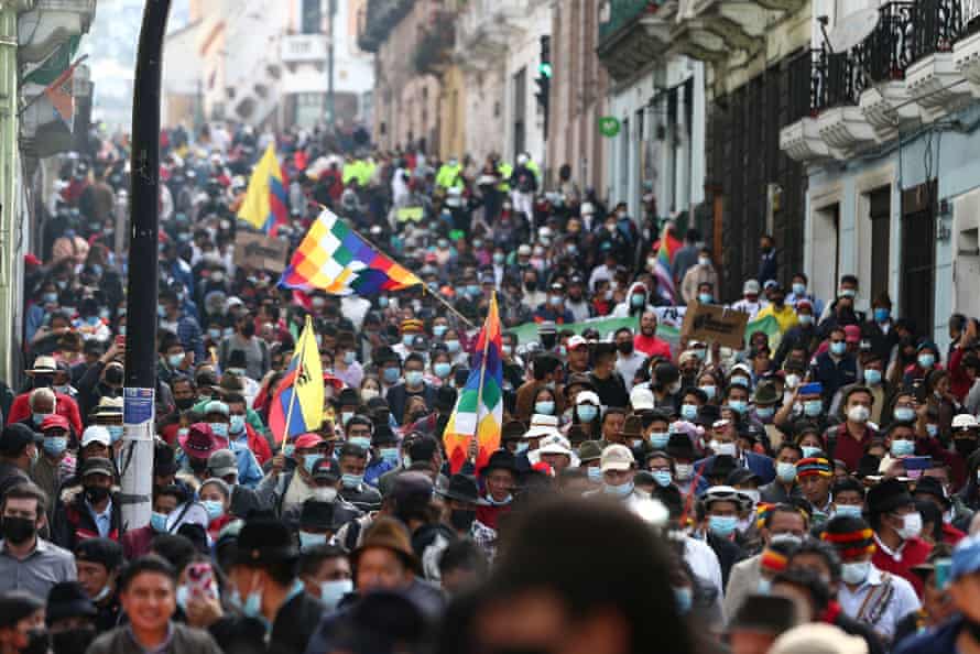 Eine überfüllte Straße in Quito mit indigenen Demonstranten