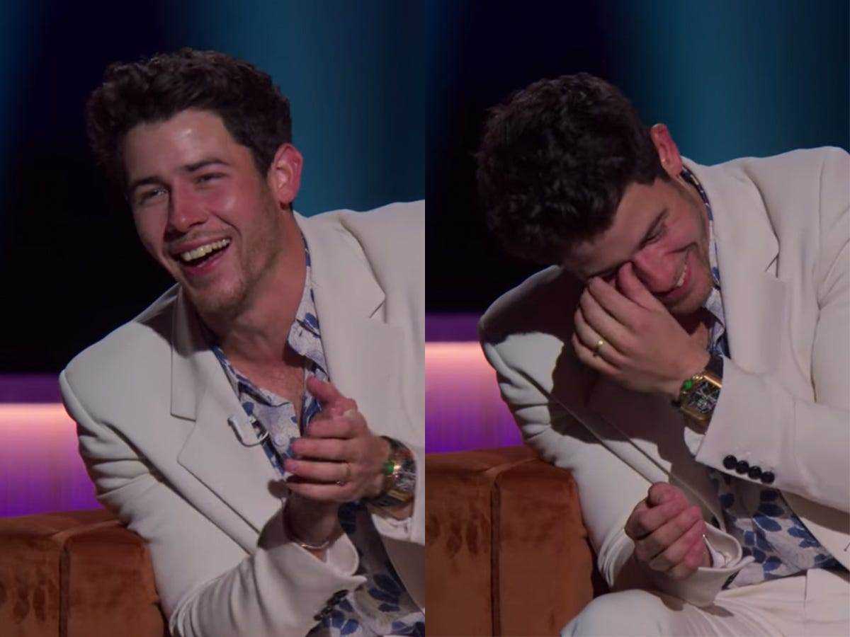 Nick Jonas lacht während des Comedy-Specials 