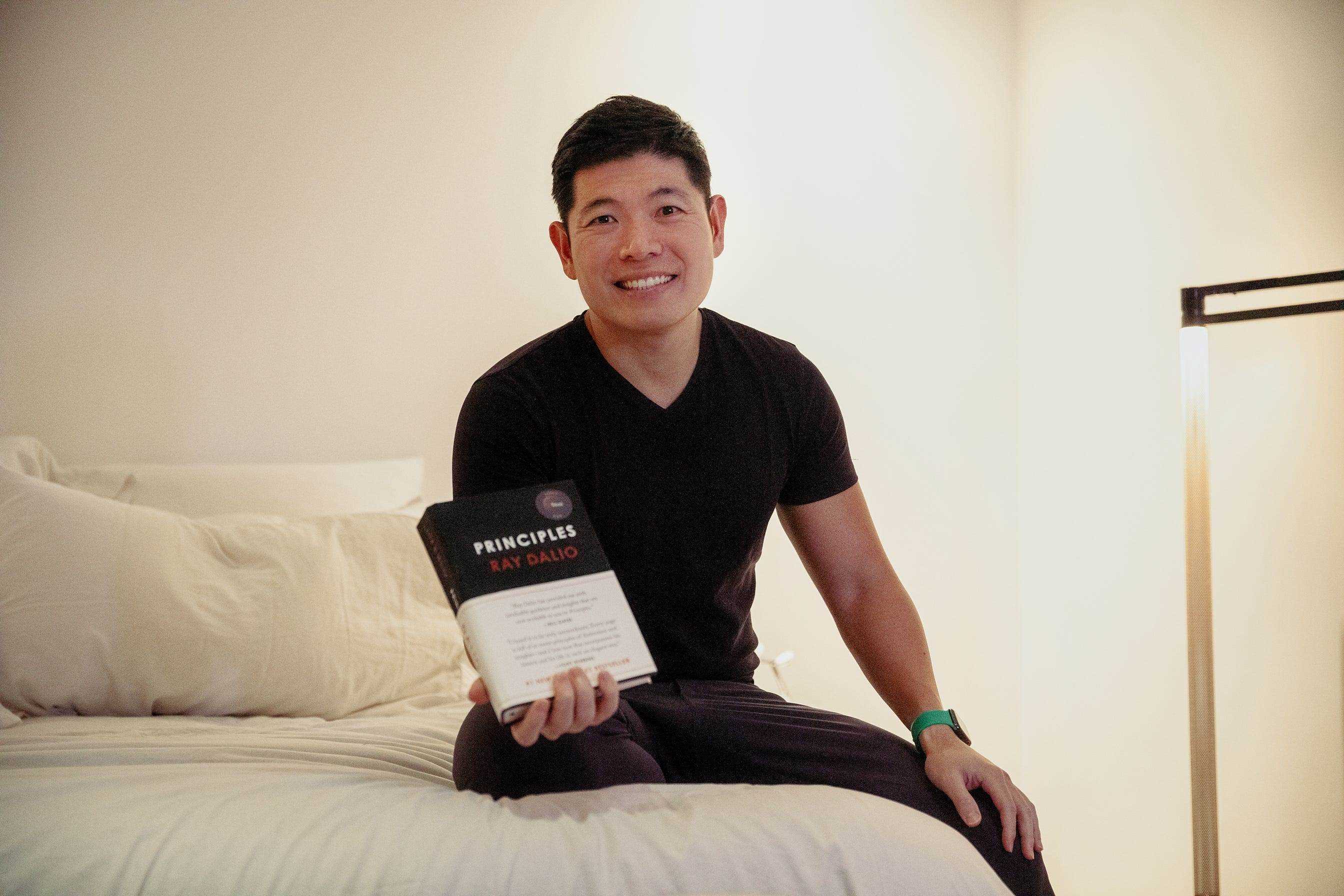 Anthony Tan mit Buch vor dem Schlafengehen