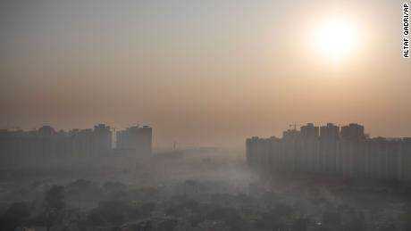 Morgendunst umhüllt im Oktober 2020 die Skyline am Stadtrand von Neu-Delhi, Indien. 
