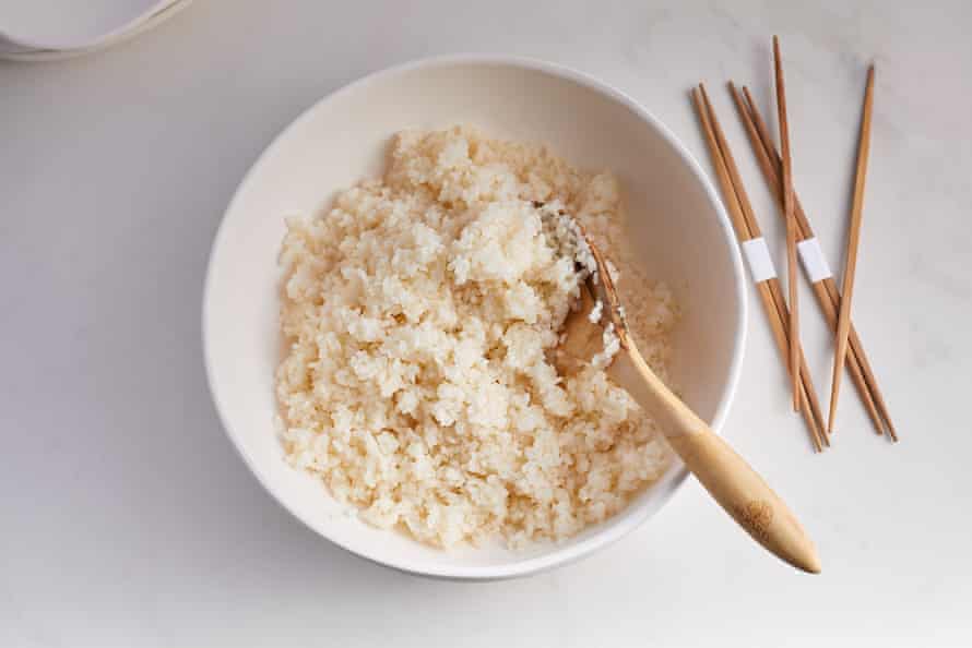 Chirashi Sushi-Reis, mit einem großen Holzlöffel