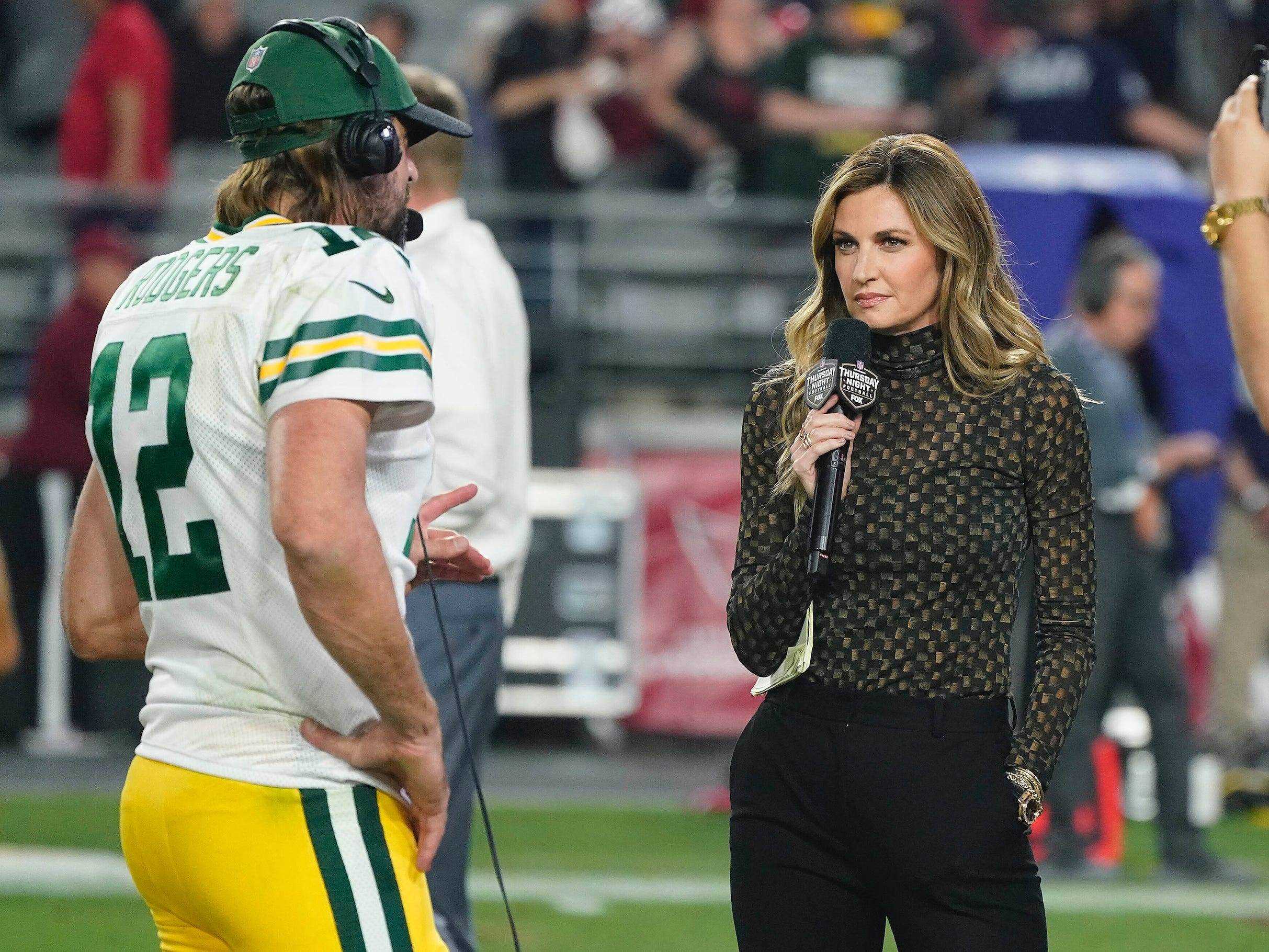 Erin Andrews (rechts) interviewt den Quarterback Aaron Rodgers der Green Bay Packers.