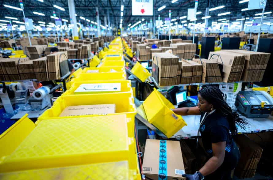 Eine Frau arbeitet am 5. Februar 2019 an einer Packstation im Amazon Fulfillment Center in Staten Island.