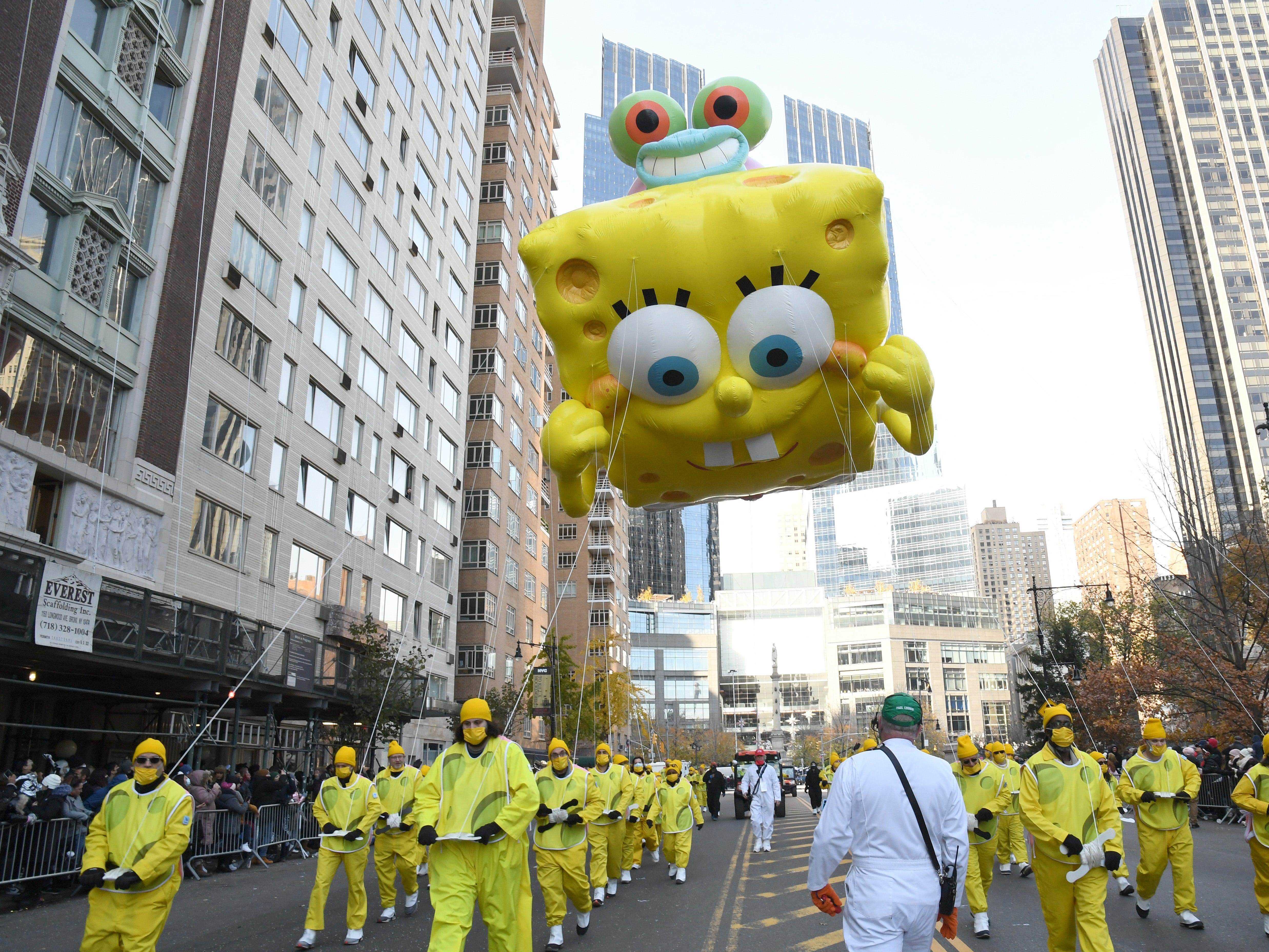 Der SpongeBob Schwammkopf Ballon schwebt über der Paradestrecke.