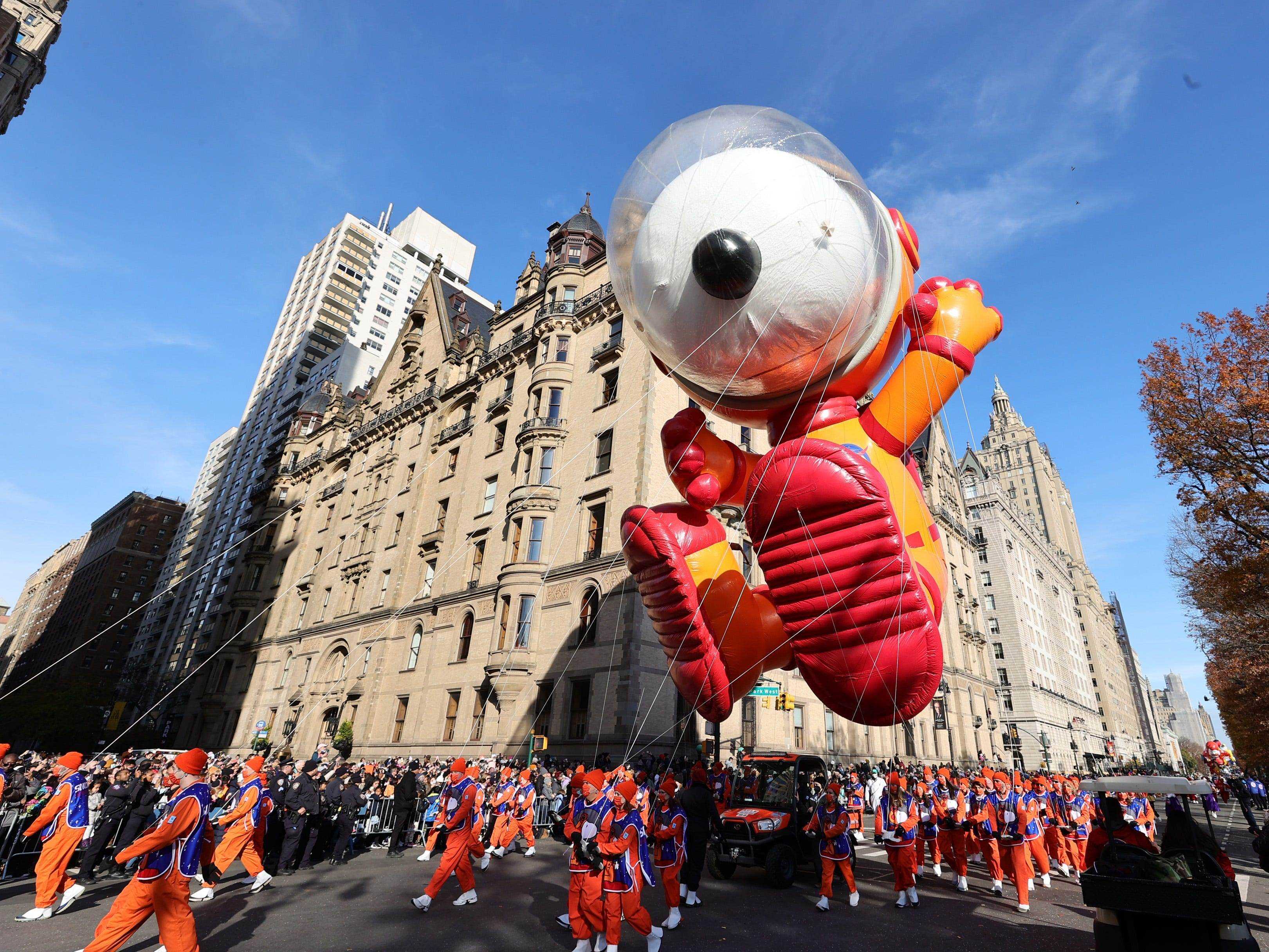 Der Snoopy-Ballon schwebt über der Parade.