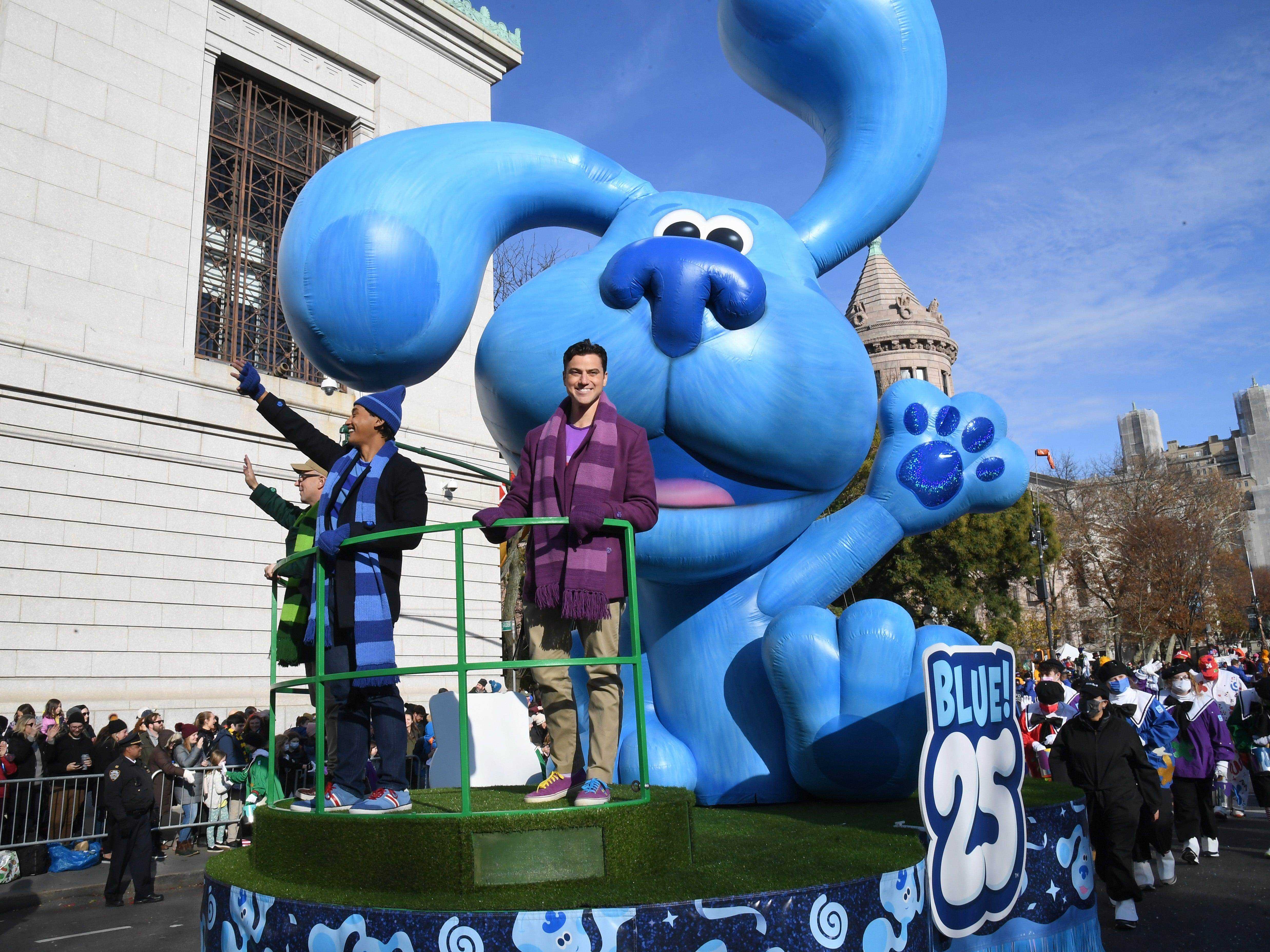 Ein Blue's Clues-Schwimmer und Ballon bewegt sich durch die Paradestrecke.