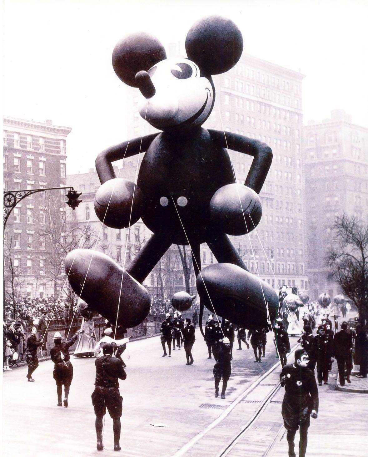 Ein Mickey-Mouse-Ballon in der Macy's Thanksgiving Day Parade im Jahr 1934.